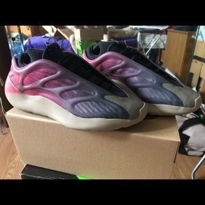Yeezy 700 V2 carbon size 9